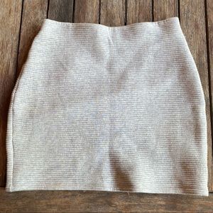 Aritzia grayish beige pencil skirt 🥂